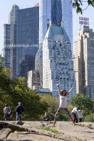 María saltando en Central Park - II - Manhattan - New York
